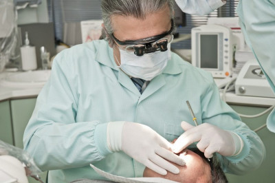 Dantų protezavimo paslaugos niekur nedings