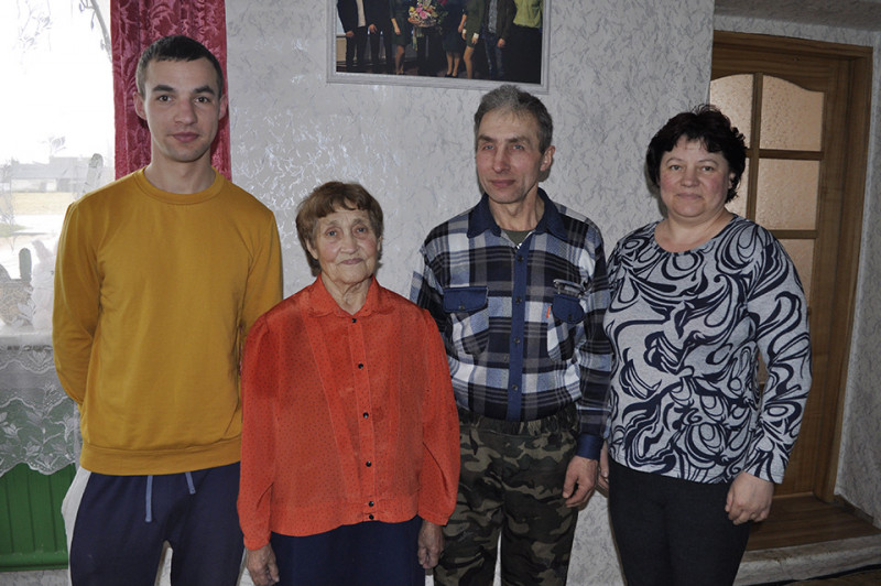 A. Būdvytienė su sūnumi Albinu, marčia Jolanta bei anūkais Pranu ir Sigitu