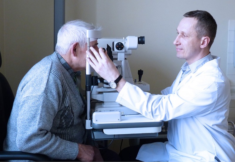Gydytojas S. Ačas teigia, kad, pajutus pirmuosius ligos simptomus, būtina pasirūpinti savo akimis, nes negydoma katarakta gali baigtis aklumu 