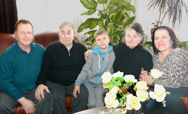 Stefanija ir Kazimieras su sūnumi Sigitu, marčia Vilma bei anūku Arnu, apačioje – jubiliatai vaikų ir vaikaičių būryje, minint Auksines vestuves