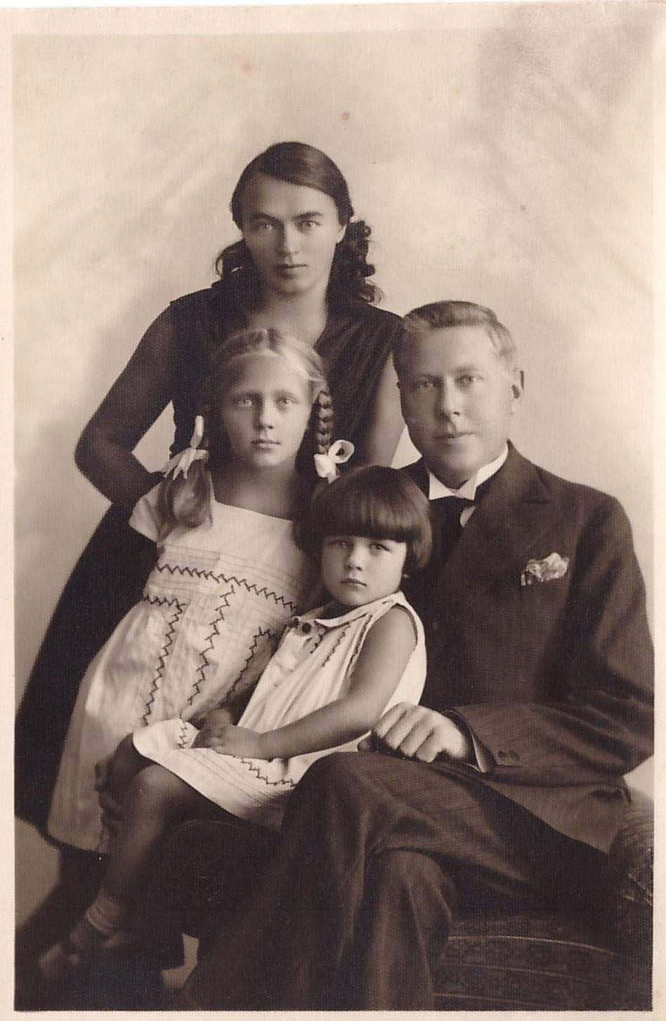 Jono Gudauskio šeima - žmona Stasė Makauskaitė_ dūkros - Atėnė Ona, Laima Sofija.jpg