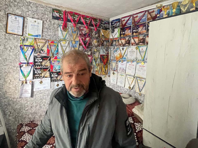 Vasilijus rodo dukters i&scaron;kovotus medalius ir diplomus