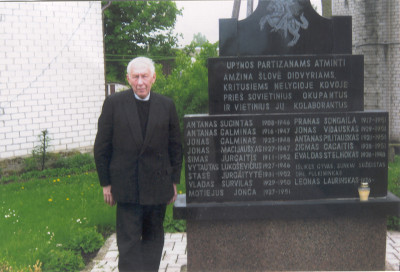 37 metus kalėjęs politinis kalinys Balys Gajauskas Upynoje, prie paminklo partizanams 2010 m.