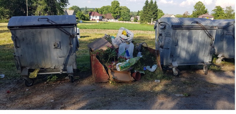 Prie kapinių – užrakinami šiukšlių konteineriai