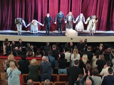 Į Lvivo dramos teatrą žiūrovų susirenka pilna salė