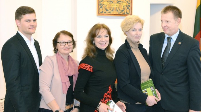 Iš kairės: Tauragės mero patarėjas Dovydas Kaminskas, I.Aleknienė, V.Kochanskytė, J.Majauskaitė, Tauragės meras Sigitas Mičiulis  A.AMBROZOS nuotr.
