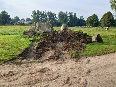 Nuvertė simbolinį paminklą kaimo artojams