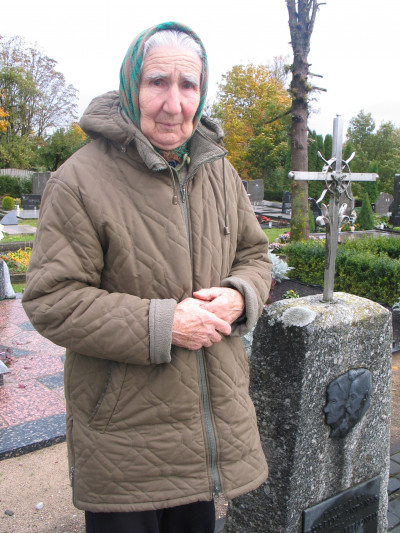 M. Sebeckaitė prie knygnešio kapo