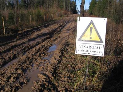 Atsargiai – urėdija! Visi kiti nepravažiuosit. Ir nėra ko!