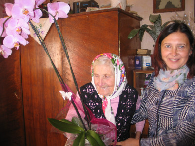 Sulaukusi svečių iš seniūnijos, Mikalina labai apsidžiaugė seniūnės M. Zybartienės atvežta gėle