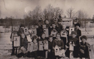 Šakėnų pradinės mokyklos mokiniai su pačių padarytais inkilais apie 1960 m.