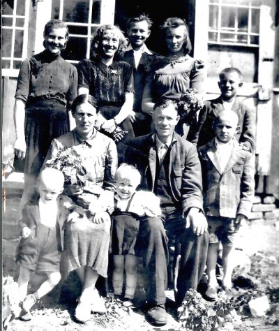 Marijonos ir Juozo Stasinų šeima 1945 m., autorius – pirmas iš dešinės