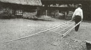 Velktė šienui traukti. 1938 m. Nuotr. iš monografijos „Kvėdarna&quot;