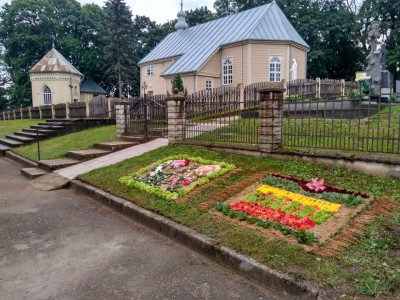 Bendruomenės pirmininkės vadovaujamos moterys gėlėmis buvo išpuošusios visą į bažnyčią vedantį taką, bet iki atlaidų beliko dvi kompozicijos