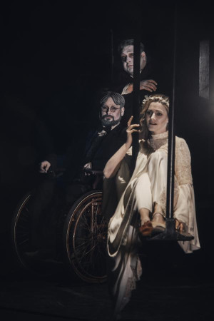 Gunta Gelgote (Julija), Tadas Jakas (Daktaras),Mindaugas Rojus (Maršalka) - opera „Lokys“. DKFOTO nuotr.