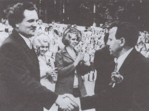 Rajoninė dainų šventė 1974 m. Kultūros skyriaus vedėjas A. Šidlauskas (kairėje) įteikia apdovanojimą Kvėdarnos kultūros namų mišraus choro vadovui Zenonui Valantiejui Vlado GAUDIEŠIAUS nuotr. (Iš monografijos „Kvėdarna)