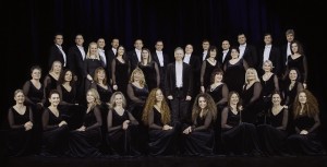 Klaipėdos valstybinio muzikinio teatro choras ir vyriausiasis chormeisteris Vladimiras Konstantinovas. KVMT nuotr.