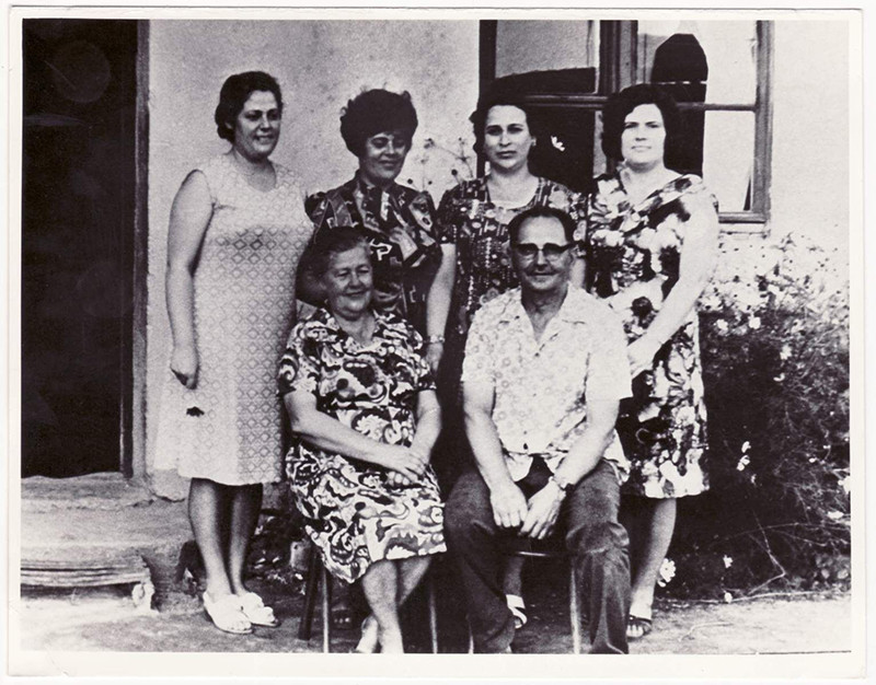 Tarp &Scaron;ilalės kra&scaron;to žydų gelbėtojų &ndash; Bronė Gedeikienė ir Juozas Gedeikis (sėdi). I&scaron; kairės: Gedeikių dukterys Milda ir Irena, Sara Raf-Grosmanaitė, Gedeikių duktė Nijolė. 1978 m.