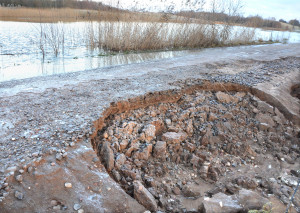 Patvinęs vanduo nunešė pusę kelio