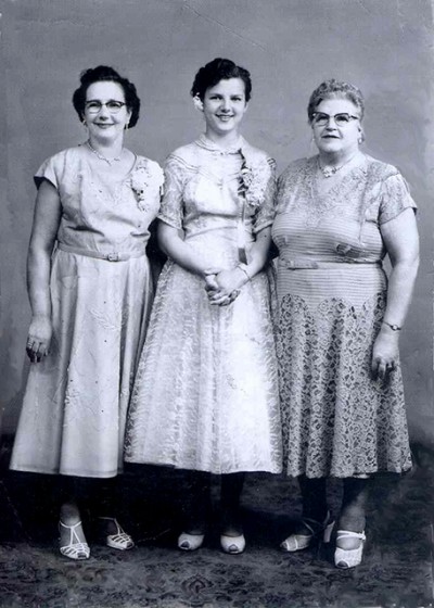 A. Bytautaitė-Pocius (pirma iš dešinės), viduryje – jos dukra