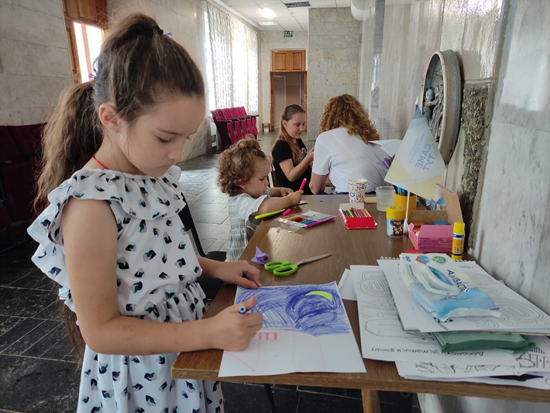 Humanitarinės pagalbos centre pabėgėlių vaikai skatinami piešti, tikintis, kad taip užmirš patirtus sukrėtimus