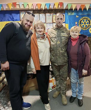 Olegas su sūnumi Janu ir muziejaus lankytojomis