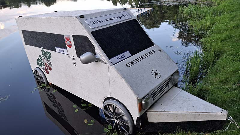 Simboli&scaron;ka, bet miesto &scaron;ventės proga tvenkinyje įkurdintas laivas-autobusas geriausiai atskleidžia, kaip rajono vie&scaron;asis transportas &bdquo;neria į naują lygį&ldquo;...