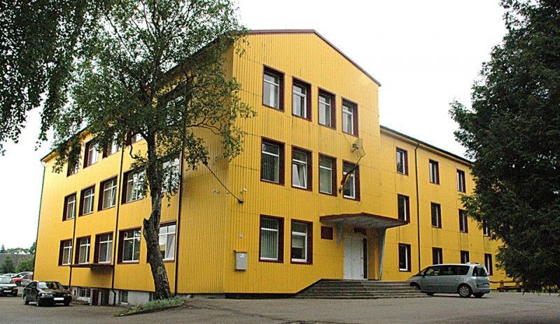 Didžiulis Upynos mokyklos pastatas stovi pustuštis