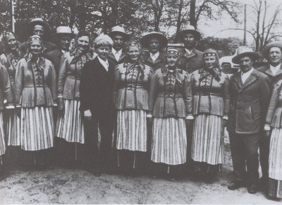 Kvėdarnos zoninių kultūros namų pagyvenusių žmonių šokių kolektyvas 1975 m. (vadovė Aniceta Tribičiūtė)  A. ŠIDLAUSKO nuotr. (Iš monografijos „Kvėdarna“)