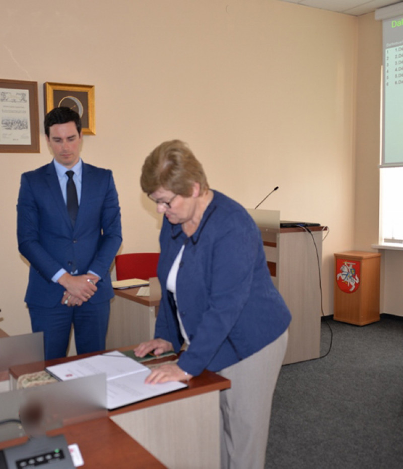 Prisiekia tarybos narės B. Žirlienė ir R. Gečienė (nuotr. apačioje)