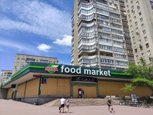 Mieste veikia nedaug parduotuvių ir kavinių, tačiau ir jų langai bei durys apkalti apsauginiais skydais