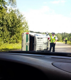 Apsivertus policijos automobiliui, nukentėjo pareigūnas