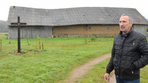 V. Vitkaus kieme stovintis kryžius nukenčia antrąkart