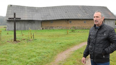 V. Vitkaus kieme stovintis kryžius nukenčia antrąkart