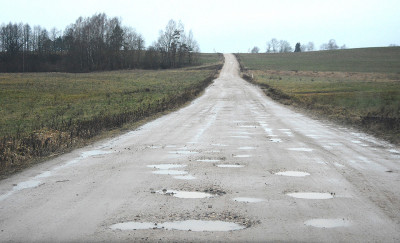 Valdžia kaimo keliuose įklimpo iki kelių