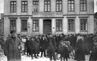 Klaipėdiečiai prie Prefektūros 1923 M. sausio 15. Mažosios Lietuvos istorijos muziejaus nuotr.