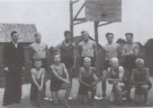 Kvėdarnos mokyklos krepšininkai 1954 m. (kairėje stovi mokytojas Antanas Ambrulis)             Nuotr. iš knygos „Lietuvos valsčiai. Kvėdarna“