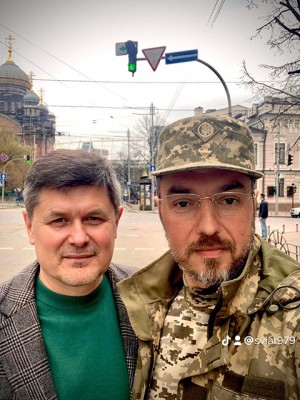 S. Dubina su draugu, Kyjivą gynusiu klaipėdiečiu P. Sebastjanovičiumi