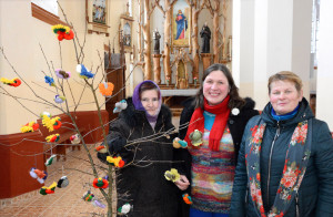 Bažnyčią paukščiais puošė (iš kairės): Jadvyga Bambalaitė, L. Skir­gai­lienė ir Kristina Miz­girienė