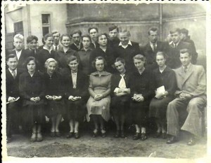Šilutės darbo jaunimo vidurinės mokyklos dešimta klasė su auklėtoja E. Misevičiūte (viduryje) 1957 m. Nuotr. iš autoriaus archyvo