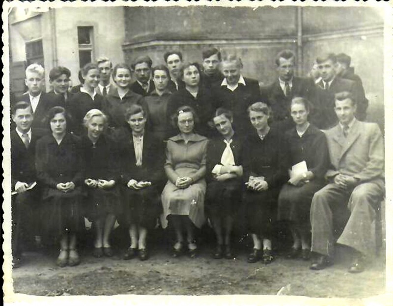 Šilutės darbo jaunimo vidurinės mokyklos dešimta klasė su auklėtoja E. Misevičiūte (viduryje) 1957 m. Nuotr. iš autoriaus archyvo