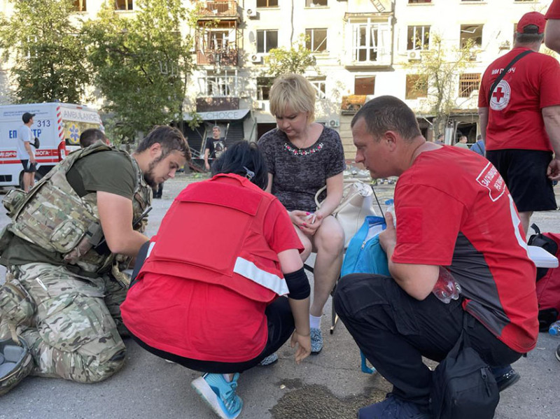 Medikai tvarsto skeveldros sužeistą koją 