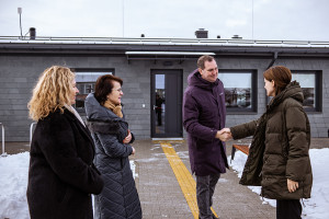 Naujus grupinio gyvenimo namus Kvėdarnoje apžiūrėjo ir į Šilalę atvykusi socialinės apsaugos ir darbo ministrė Monika Navickienė (dešinėje)  Andriaus PELAKAUSKO nuotr.