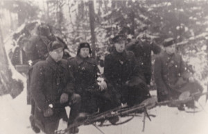Kęstučio apygardos partizanai, klūpo antras i&scaron; kairės Leonas Laurinsas Liūtas