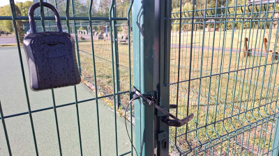 Aikštelė veikia, bet užrakinta – taip saugomas brangus turtas