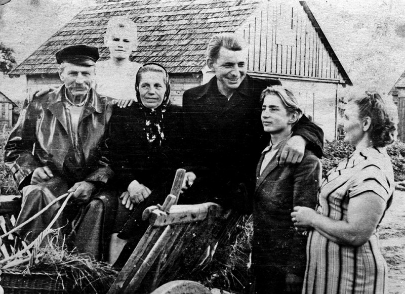 Nuotr. iš asmeninio L. Vismantaitės albumo – V. Vaitkus (antras iš dešinės) su giminaičiais 