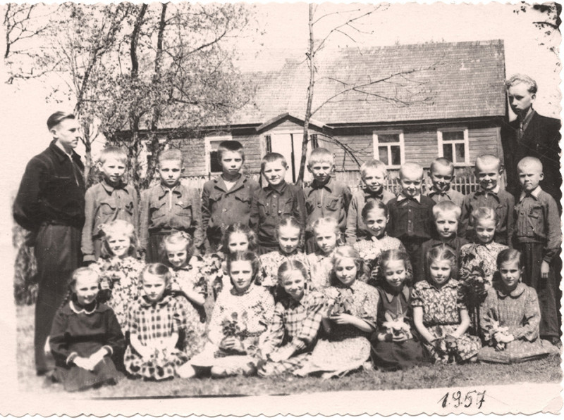 Kiaukų mokykla buvusioje Račkauskų sodyboje, 1957 m. pavasaris