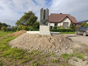 Istorinis paminklas žiemos ant žvyro krūvos