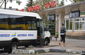 Važiuojančiųjų autobusais vis mažėja