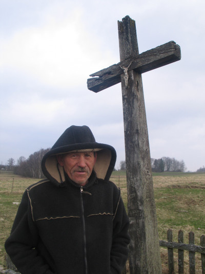 Teigiama, jog senas palinkęs kryžius Gulbių kaime liudija trijų vokiečių karių žūties vietą, nors jis stovi nuo senesnių laikų